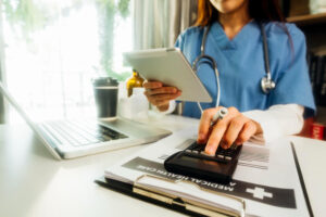 Gestão financeira de clínicas: por que seu cliente da saúde precisa de mais do que um prontuário eletrônico
